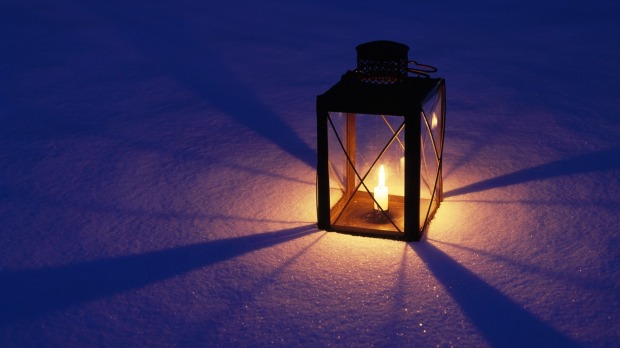 candel_luz_candela_iluminación_amor_atracción_night_snow_lantern_wallpaper_1366x768